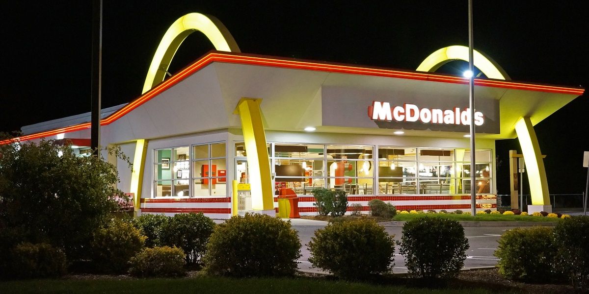 Мерчандайзинг новости: McDonald’s запускает сервис по доставке еды